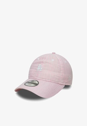 Gorra de béisbol a rayas rosas y blancas con el logo blanco "LA" bordado en la parte delantera y una visera curva, mostrada sobre fondo blanco.