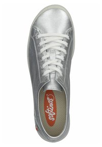 Zapatilla de cuero plateado con cordones blancos, puntera redonda y plantilla perforada; presenta un upper texturizado y marca en la plantilla.