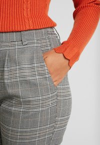 ONLY Petite Tygbyxor - grey