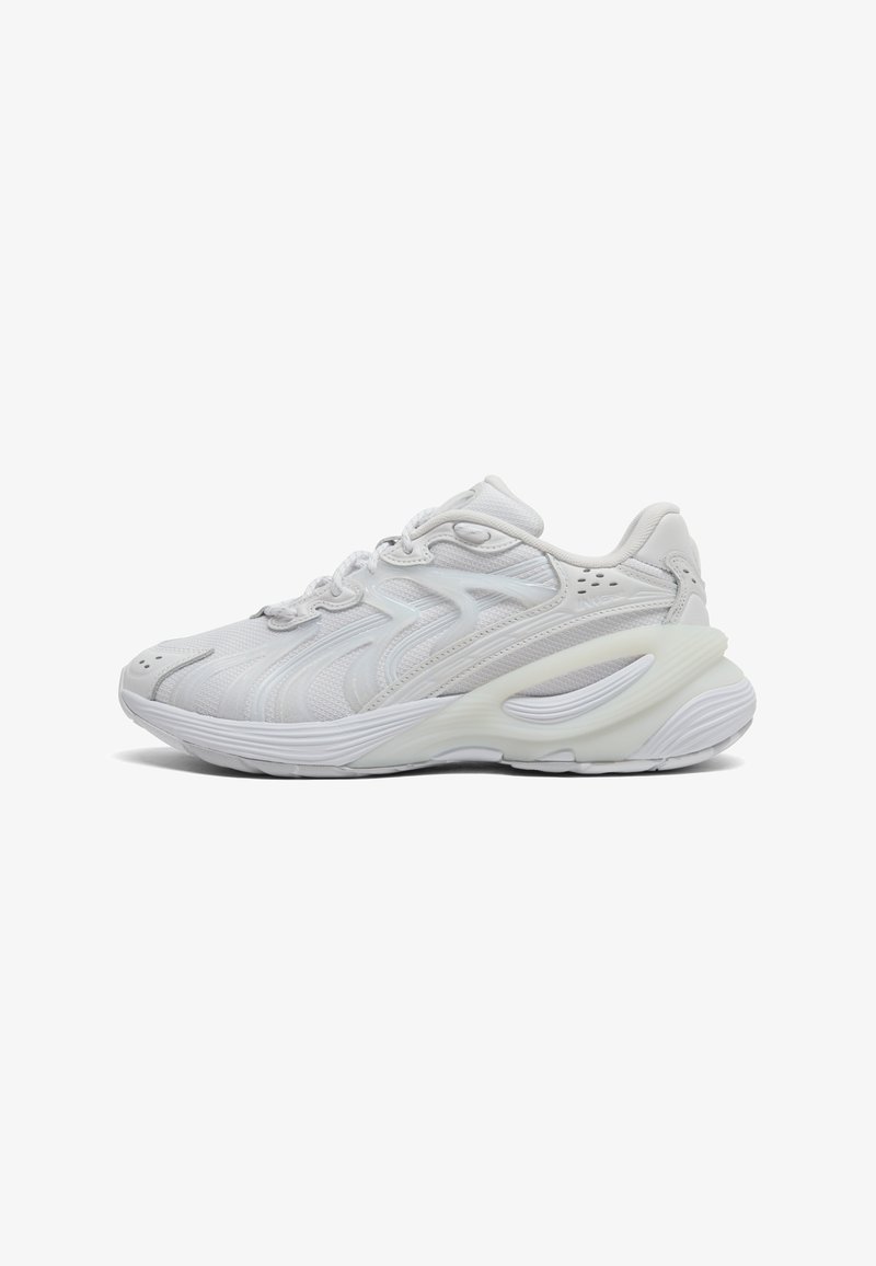 Sportliche Schuhe aus weißem Mesh- und Synthetikmaterial, mit einer abgerundeten Zehenform, strukturierten Akzenten und einer gepolsterten Sohle mit wellenförmigem Design.