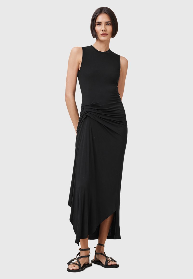 Schwarzes, ärmelloses Maxikleid mit einer taillierten Oberseite und asymmetrischem Saum, das an der Taille mit Raffung verziert ist. Glatte Stofftextur.