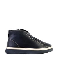 Scarpa alta in pelle nera con punta tonda, cuciture bianche, suola intermedia bianca a contrasto e suola esterna in gomma nera; design con lacci e occhielli.