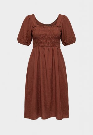 Rustbrun knelengde kjole med puffede korte ermer, elastisk rynket liv, firkantet utringning og luftig, samlet skjørt.