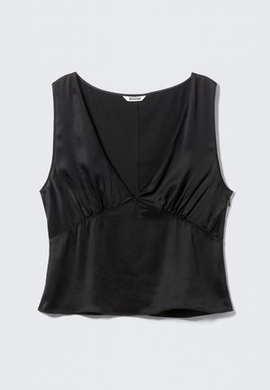 Črni satenast brezrokavnik z globokim V-izrezom in nabranim šivom pod prsmi, položen na svetlo sivem ozadju.