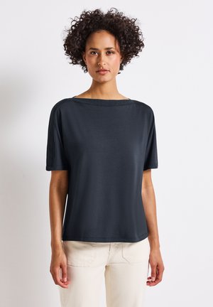 Camiseta de manga corta gris oscuro con un ajuste relajado, escote barco y remate texturizado en las mangas. Fabricada con un tejido suave y liso.