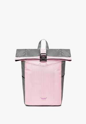 Grauer und pinker Rolltop-Rucksack aus strapazierfähigem Stoff. Verfügt über einen zentralen Schnallenverschluss, Seitentaschen und ein Logo in der unteren Ecke.