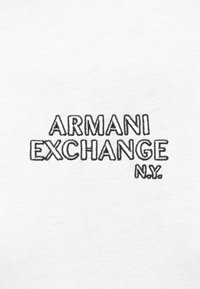Bílý tričko s černým vyšitým textem "ARMANI EXCHANGE N.Y." Měkká látka s hladkou, rovnoměrnou strukturou.