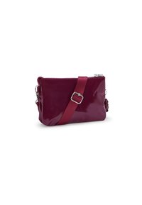Sac en cuir verni bordeaux avec une bandoulière, de forme rectangulaire, fermeture zippée et accents en ton argenté. Texture lisse avec une finition brillante.