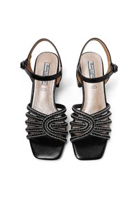 Sandali neri con cinturini incrociati e punta quadrata, adornati da strass. Realizzati in pelle con chiusura a fibbia.