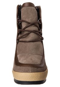 Stivaletto in suede marrone con dettagli in pelle scura, suola testurizzata e stringhe strette. Punta rotonda e fodera morbida visibile nella parte superiore.