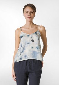 Camisola di seta con motivo floreale nelle tonalità di blu e bianco, con spalline sottili e un taglio rilassato e fluido. Tessuto leggero e morbido.
