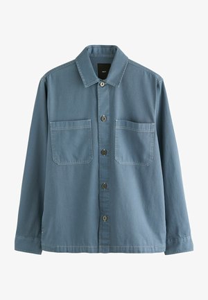 Camicia di jeans blu con colletto, maniche lunghe, due tasche frontali e dettagli di cucitura a contrasto. Chiusura con bottoni sul davanti.