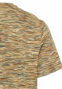 Koszulka z krótkim rękawem w teksturowany, wielokolorowy wzór w odcieniach brązu, zieleni i niebieskiego. Mieszanka bawełny z okrągłym dekoltem.