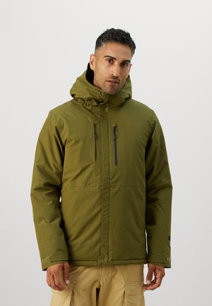 Olijfgroene geïsoleerde jas met capuchon, ritszak op de borst en verstelbare mouwen. Soepele, matte stof, met een recht gesneden ontwerp.