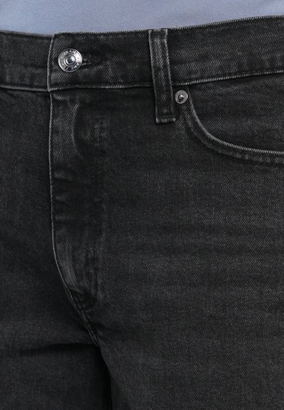 Sorte denimjeans med en glat tekstur, der har en metalknaplukning og et klassisk fem-lomme design. Subtilt slid på stoffet.