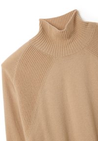 Beige Strickpullover mit hohem Kragen, der über eine gerippte Textur am Kragen und an den Schultern sowie eine glatte Oberfläche am Körper verfügt.