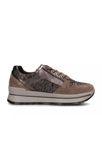 Sneaker con una base in suede marrone, accenti metallici e un pannello a righe nere e oro con texture. Lacci piatti e una suola spessa bianca.