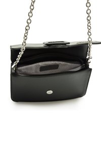 Bolso de cuero negro con una correa de cadena, que incluye un cierre de broche y un forro a rayas. El interior cuenta con un bolsillo con cremallera para organización.