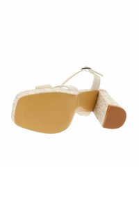 Sandalo beige con tacco a blocco, superiore in tessuto testurizzato e suola liscia. Presenta una delicata cinghia alla caviglia e un tacco decorato per stabilità.