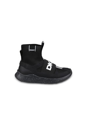 Baskets noires de hauteur cheville avec une tige texturée, une sangle élastique étiquetée "DKNY" et une semelle en caoutchouc noir moucheté.
