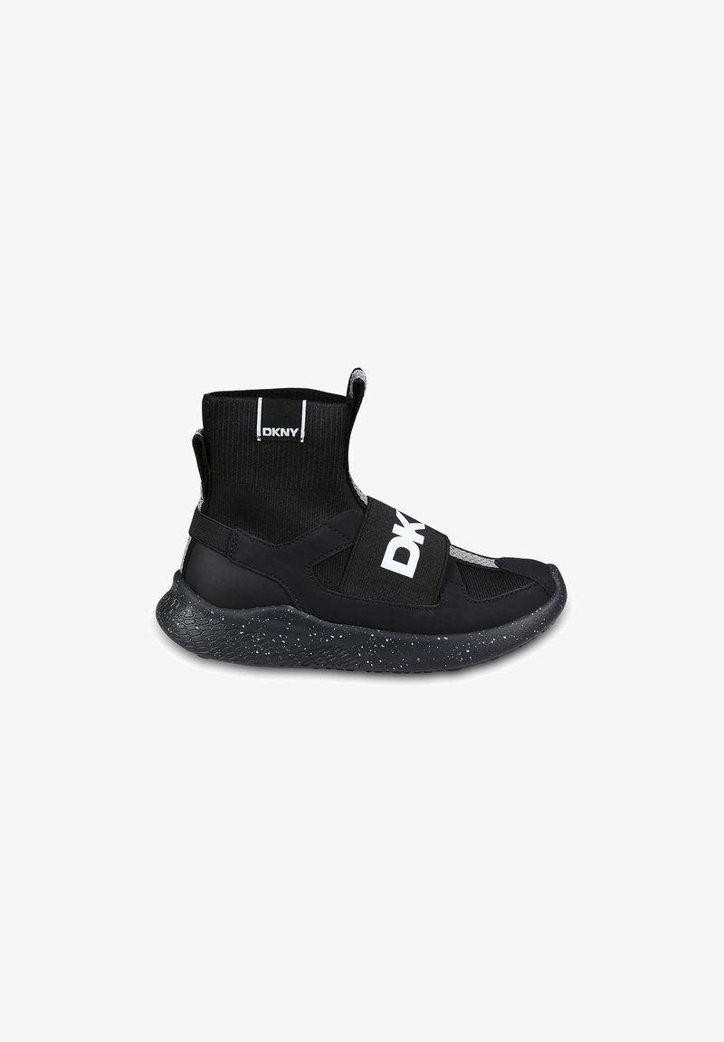 Baskets noires de hauteur cheville avec une tige texturée, une sangle élastique étiquetée "DKNY" et une semelle en caoutchouc noir moucheté.