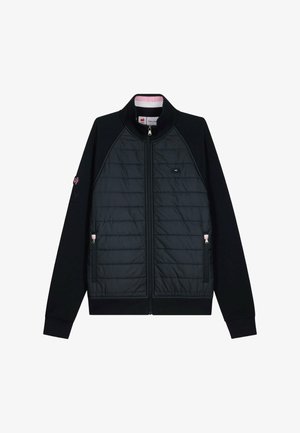 Veste avant matelassée noire avec fermeture éclair complète, deux poches zippées, manches noires unies et petit logo brodé sur la poitrine.