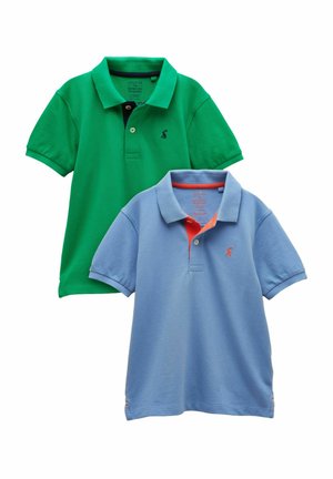 Due polo a maniche corte, una verde con bottoni scuri, l'altra azzurro chiaro con colletto interno arancione e bottoni, entrambe con piccoli loghi ricamati.