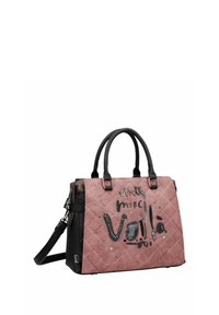 Gequilte roze handtas met zwarte accenten, dubbele handgrepen, afneembare schouderriem en decoratieve tekst en versieringen op de voorkant.