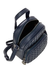 Zaino in pelle textured blu navy con doppi scomparti con zip, tracolla regolabile e motivo intrecciato sulla parte anteriore, caratterizzato da dettagli in metallo argentato.