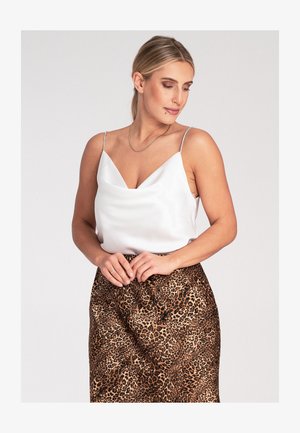 Biała satynowa koszulka na ramiączkach z dekoltem w kształcie V, połączona z brązową spódnicą w lamparcie cętki o gładkiej teksturze.