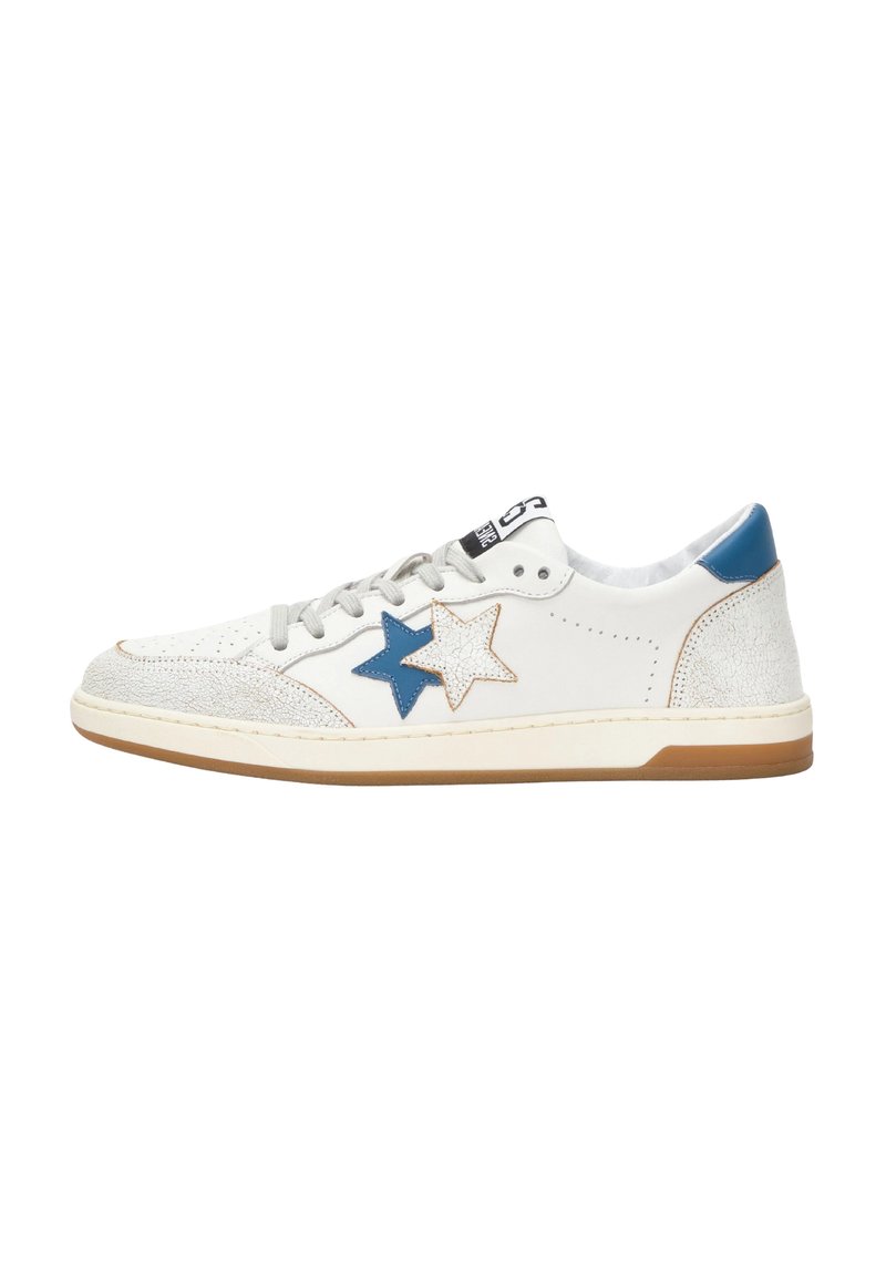 Scarpe sportive bianche con accenti a stelle blu e arancioni, dettagli in pelle texturizzata, lacci grigi e suola in gomma. Design a punta arrotondata.