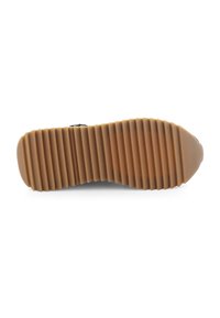 Die Schuhsohle weist ein strukturiertes, geripptes Design aus hellbraunem Gummi auf, mit einer glatten Fläche an der Zehe und einem verstärkten Fersenbereich.