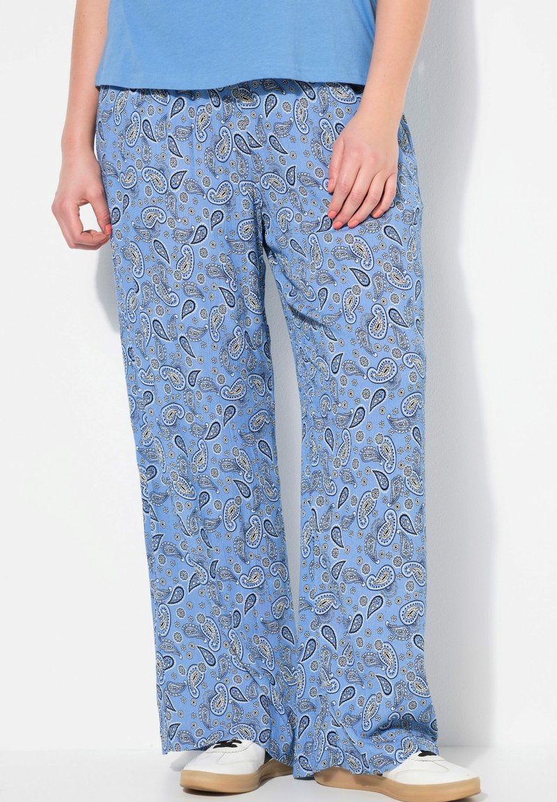 Pantalones de paisley de color azul claro en un diseño holgado y de pierna ancha. La tela presenta patrones en azul oscuro y blanco con sutiles acentos amarillos.