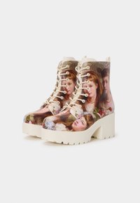 Gespschoenen tot de enkel van synthetisch materiaal, met een gedrukt ontwerp van klassieke portretten, een chunky witte plateauzool en beige veters.