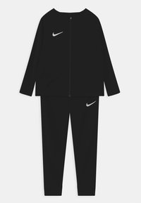 Chándal deportivo negro hecho de tejido suave. Cuenta con una chaqueta con cremallera, cuello redondo y mangas largas, junto con pantalones ajustados a juego.