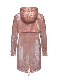 Peršviečiamas rožinis lietpaltis su kapišonu, raišteliu apvadu, ilgomis rankovėmis ir juodais mygtukais. Yra susiaurinta talija ir lygi tekstūra.