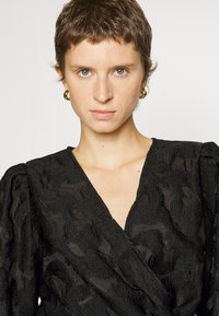 Kaffe KARINA WRAP BLOUSE - Blusa - black deep