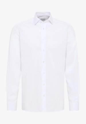 Chemise blanche, à manches longues, à boutons sur le devant, col classique, en coton lisse, présentant une texture subtile et des boutons transparents.