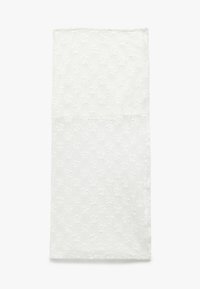 Vit textil med ett strukturerat mönster av små blommor. Ytan är slät med en subtil lyster, jämnt formad och rektangulär.