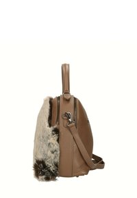 Borsa in pelle marrone con accentuazione in pelliccia sintetica, design verticale, chiusura con zip e tracolla regolabile. Superficie testurizzata e forma elegante.