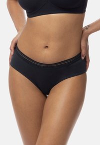 Czarne bawełniane majtki hipsterki z szerokim paskiem wykończonym koronką, gładką teksturą oraz klasycznym krojem, który zapewnia pełne pokrycie.