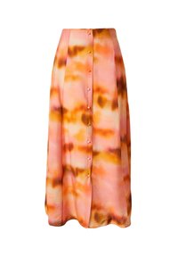 Een lange, vloeiende rok in een roze en oranje tie-dye patroon met een knoopsluiting aan de voorkant en een zachte stofstructuur, met een subtiele glans.