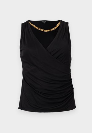 Fekete, ujjatlan, átlapolt stílusú felső, redőzött anyaggal és a nyakkivágásnál csatolt, vastag aranylánc nyaklánccal.