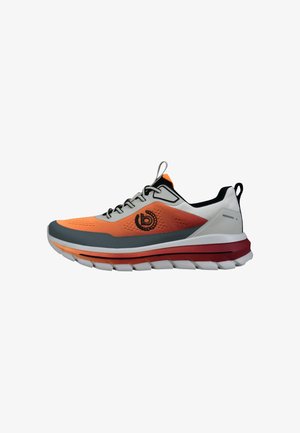 Laufschuhe mit atmungsaktivem orange-grauem Mesh-Obermaterial, schwarzen Akzenten, rotem Zwischensohlenbereich und einer profilierten Sohle für guten Halt.