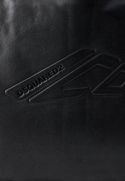 Sac en cuir noir avec une surface texturée et un logo "DSQUARED2" gaufré, au design épuré et aux accents angulaires.