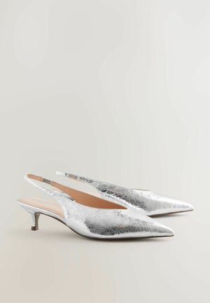 Décolleté slingback sintetiche argento con punta appuntita, texture lucida e screpolata, e tacco kitten basso. Fodera interna beige visibile.