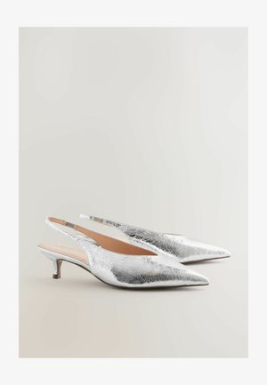 Silberne synthetische Slingback-Absätze mit einer spitzen Zehe, glänzender, rissiger Oberfläche und einem kleinen Kitten-Heel. Beigefarbenes Innenfutter sichtbar.