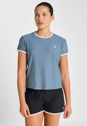 Blauw sportshirt met witte bies en logo, gecombineerd met zwarte shorts met een witte accent. Korte mouwen, ontspannen pasvorm.