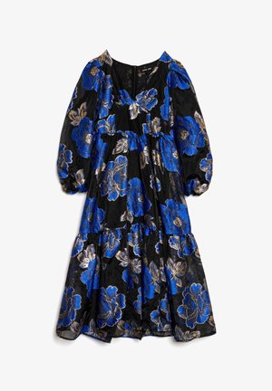 Rochie neagră cu imprimeu floral cu flori mari albastre și aurii, mâneci bufante, decolteu în V și volane în straturi la tiv.