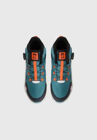 Teal og svarte joggesko med oransje detaljer, med en teksturert stoffoverdel, drageløkke og justerbar snøring for en sikker passform.